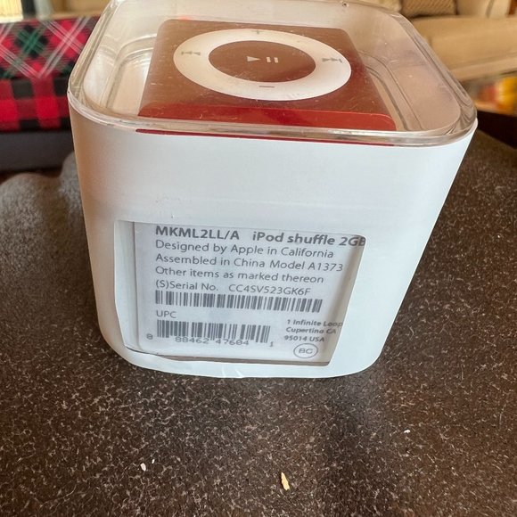 Going out of town for summer - Make offer/Bundle - Apple iPod Shuffle 2GB - Picture 2 of 3